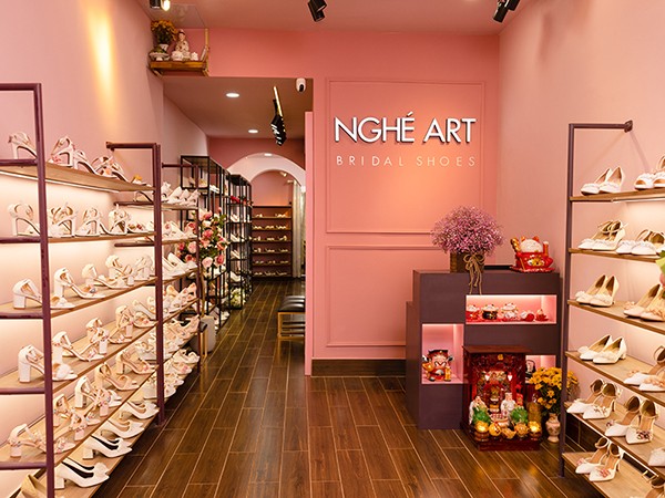 Nghé Art Bridal Shoes - Cửa hàng giày cưới duyên dáng với tông hồng chủ đạo đầy ngọt ngào