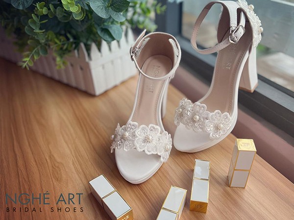 Chọn giày cưới cao gót cho cô dâu thấp: top các mẫu giày kéo chân hoàn hảo