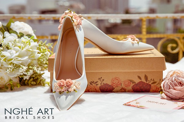 Giày cưới Nghé Art lụa satin màu trắng đính dãy hoa 356 - Trắng