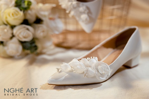 Giày cô dâu Nghé Art đính dãy hoa 390 - Trắng