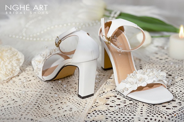 Giày cưới Nghé Art sandal đính dãy hoa ngọc trai 460-230T - Trắng - 9 phân