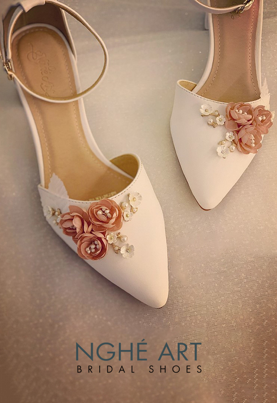 Giày cưới quai trắng đính hoa 216 hoa hồng 6 phân - Ảnh 1 -  Nghé Art Bridal Shoes – 0908590288