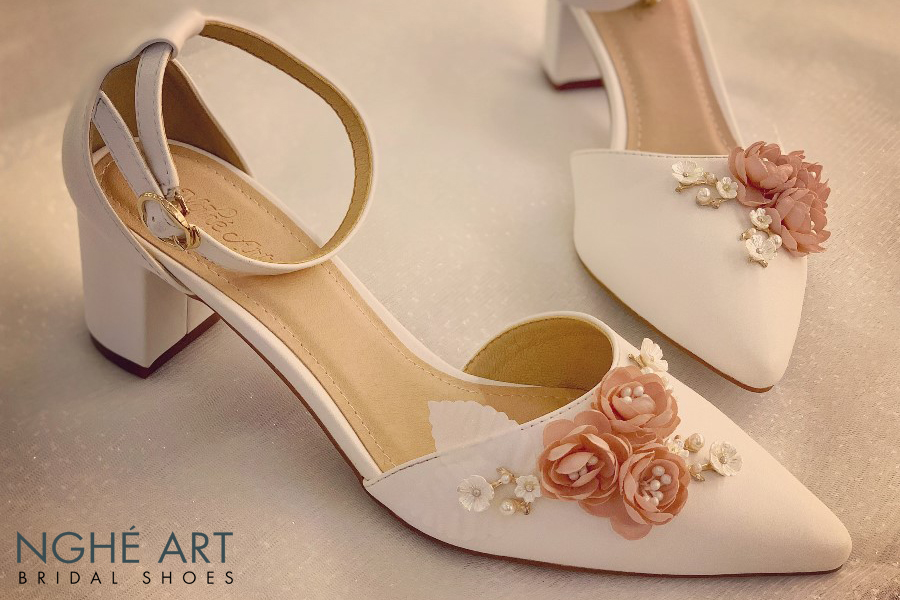 Giày cưới quai trắng đính hoa 216 hoa hồng 6 phân - Ảnh 2 -  Nghé Art Bridal Shoes – 0908590288