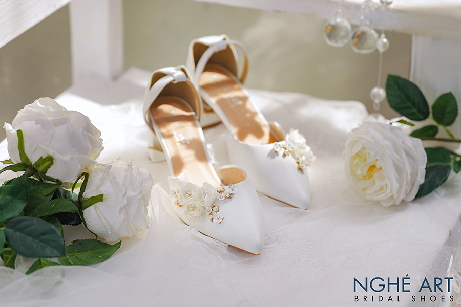 Giày cưới quai trắng đính hoa 216 hoa trắng 6 phân new - Ảnh 1 -  Nghé Art Bridal Shoes – 0908590288