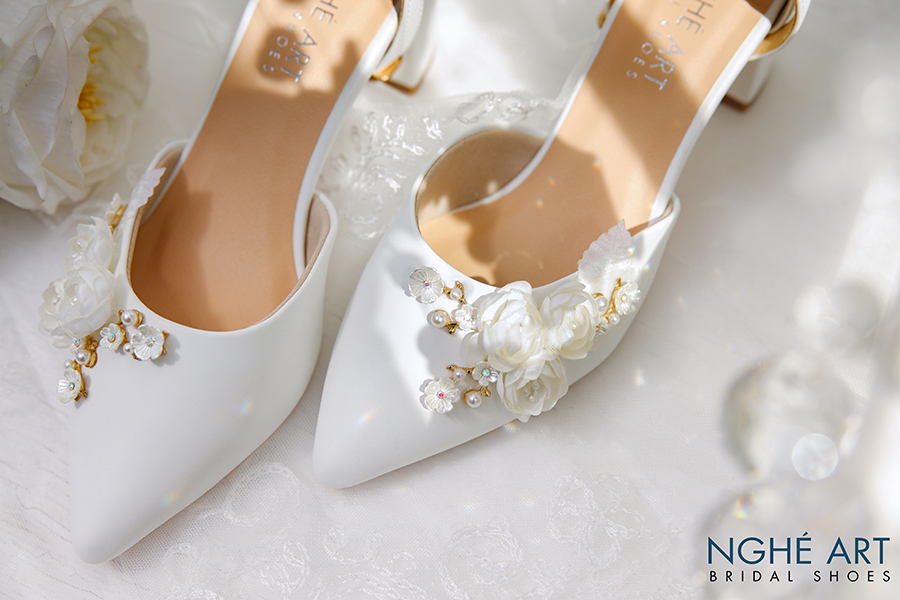 Giày cưới quai trắng đính hoa 216 hoa trắng 6 phân new - Ảnh 3 -  Nghé Art Bridal Shoes – 0908590288