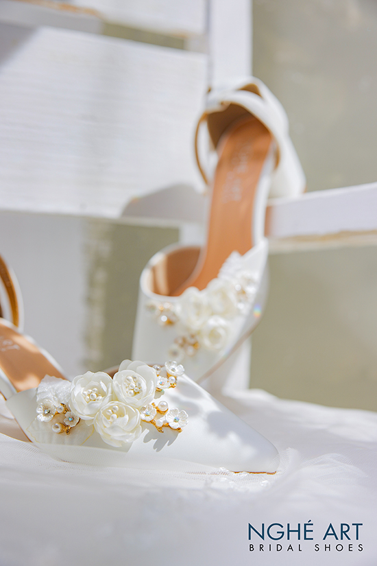 Giày cưới quai trắng đính hoa 216 hoa trắng 6 phân new - Ảnh 5 -  Nghé Art Bridal Shoes – 0908590288