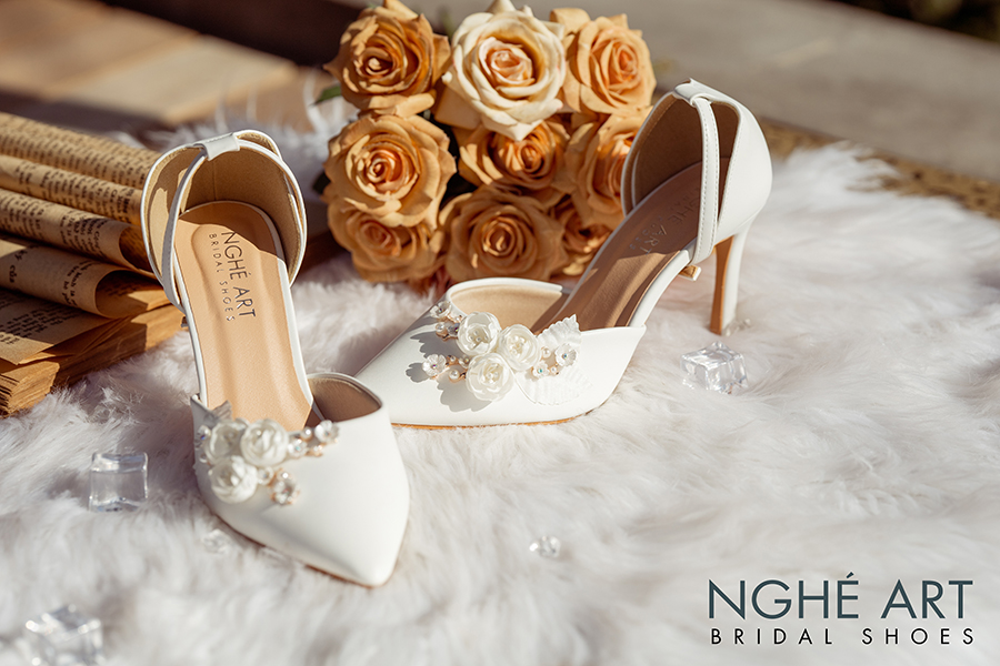 Giày cưới quai trắng đính hoa 216 hoa trắng 8 phân - Ảnh 1 -  Nghé Art Bridal Shoes – 0908590288