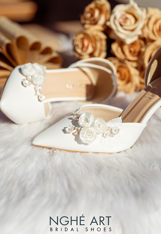 Giày cưới quai trắng đính hoa 216 hoa trắng 8 phân - Ảnh 4 -  Nghé Art Bridal Shoes – 0908590288
