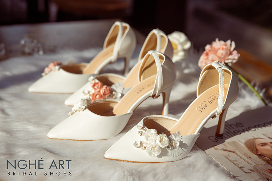 Giày cưới quai trắng đính hoa 216 hoa trắng và hoa hồng 8 phân - Ảnh 4 -  Nghé Art Bridal Shoes – 0908590288