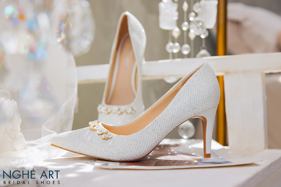 Giày cưới Nghé Art handmade bọc ren đính nhành hoa 244 trắng new - Ảnh 1 -  Nghé Art Bridal Shoes – 0908590288