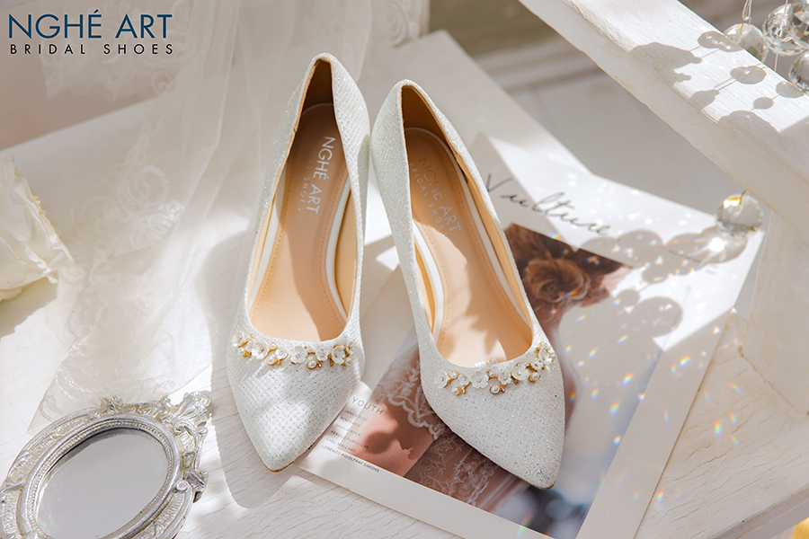 Giày cưới Nghé Art handmade bọc ren đính nhành hoa 244 trắng new - Ảnh 2 -  Nghé Art Bridal Shoes – 0908590288