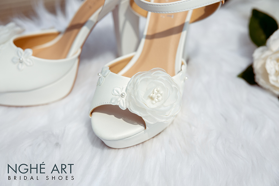 Giày cưới Nghé Art cao gót mũi đúp đính hoa 255 white - Ảnh 2 new -  Nghé Art Bridal Shoes – 0908590288