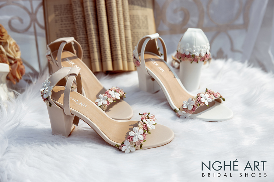 Giày cưới Nghé Art hoa hồng nhí nude and white hoa bưởi 256 - Ảnh 1 new -  Nghé Art Bridal Shoes – 0908590288