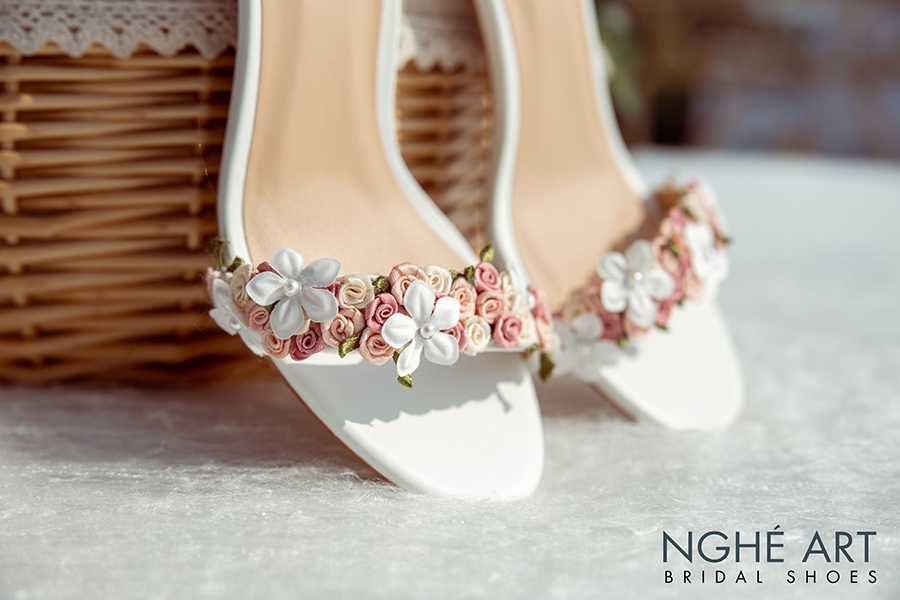 Giày cưới Nghé Art hoa hồng nhí white hoa bưởi 256 - Ảnh 2 new -  Nghé Art Bridal Shoes – 0908590288