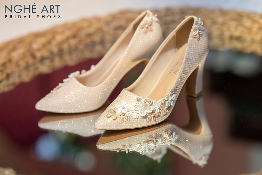 Giày cưới Nghé Art kim tuyến đính dãy hoa trắng 5 cánh 268 nude - Ảnh 1 -  Nghé Art Bridal Shoes – 0908590288