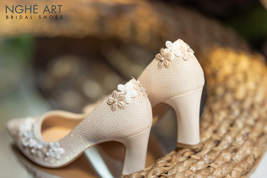 Giày cưới Nghé Art kim tuyến đính dãy hoa trắng 5 cánh 268 nude - Ảnh 3 -  Nghé Art Bridal Shoes – 0908590288