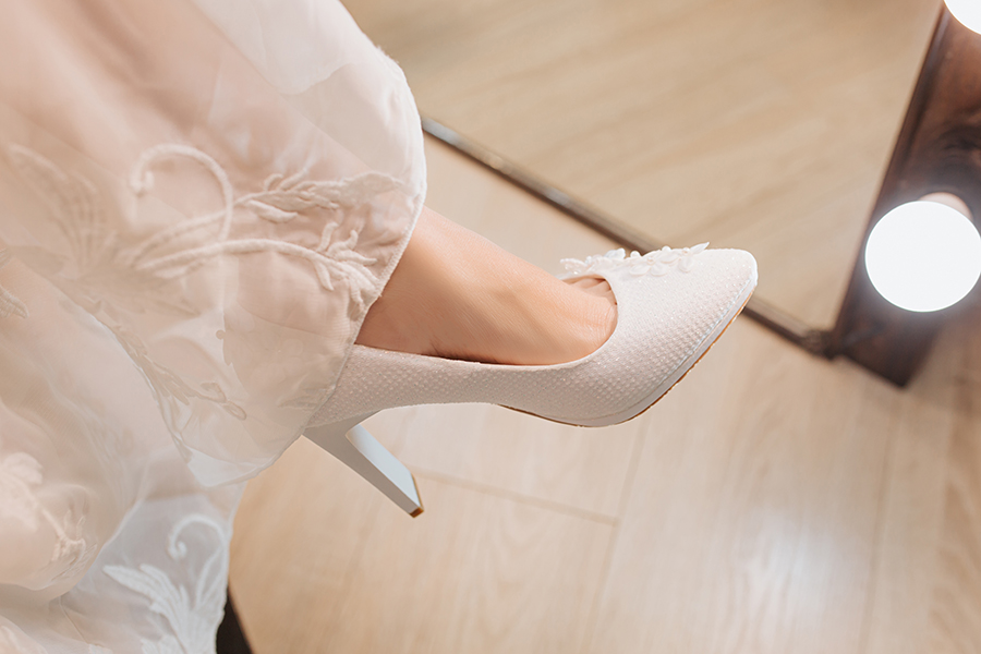 Giày cưới Nghé Art kim tuyến đính dãy hoa trắng 5 cánh 268 - Ảnh 2 -  Nghé Art Bridal Shoes – 0908590288
