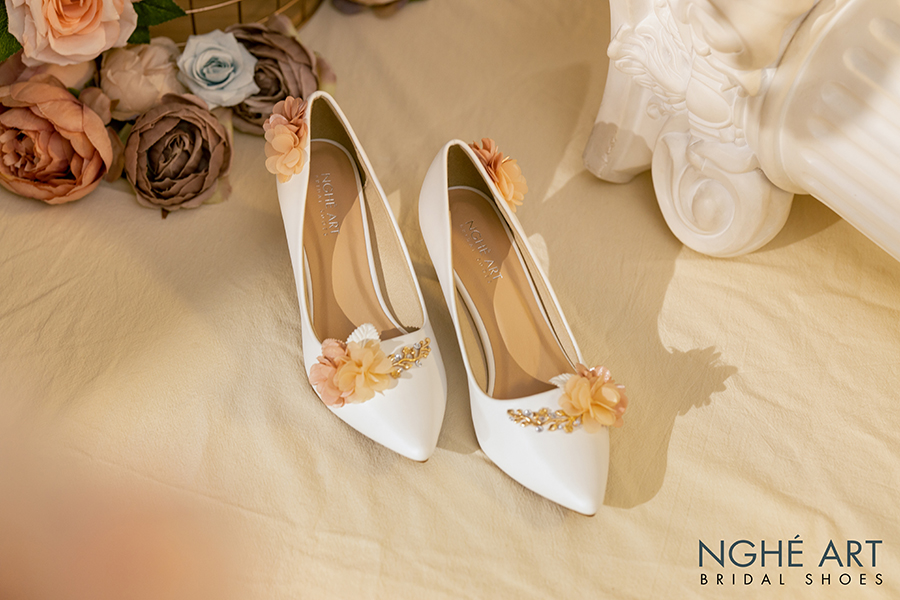 Giày cưới Nghé Art đính hoa xếp hồng cam 273 trắng - Ảnh 2 -  Nghé Art Bridal Shoes – 0908590288