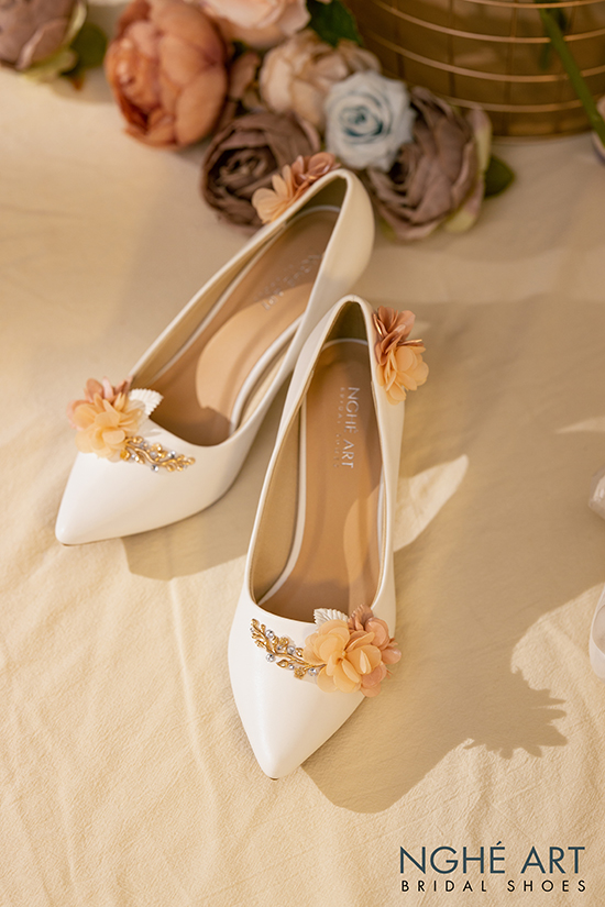 Giày cưới Nghé Art đính hoa xếp hồng cam 273 trắng - Ảnh 3 -  Nghé Art Bridal Shoes – 0908590288