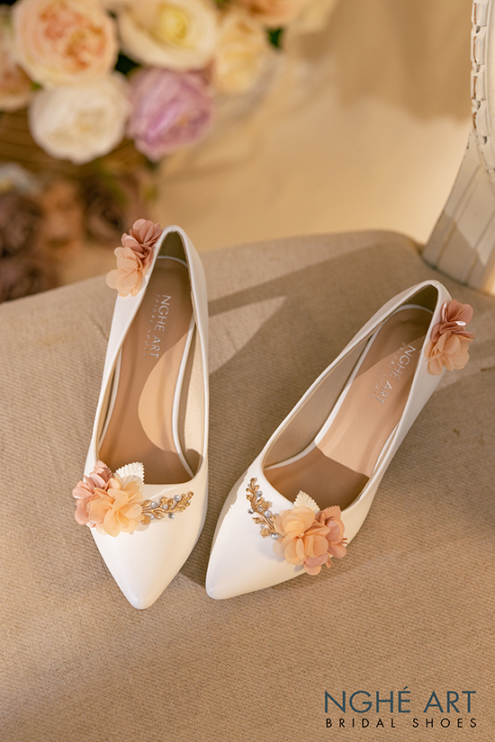 Giày cưới Nghé Art đính hoa xếp hồng cam 273 trắng - Ảnh 9 -  Nghé Art Bridal Shoes – 0908590288