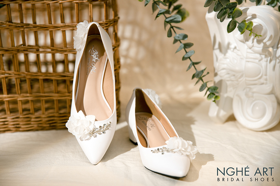 Giày cưới Nghé Art đính hoa trắng 275 - Ảnh 1 -  Nghé Art Bridal Shoes – 0908590288