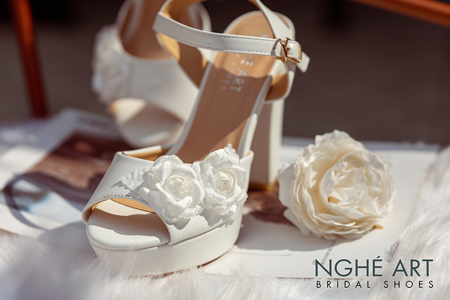 Giày cưới Nghé Art cao gót đính hoa lụa 283 trắng - Ảnh 1 -  Nghé Art Bridal Shoes – 0908590288