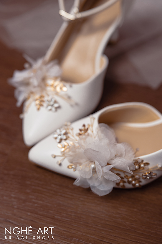 Giày cưới Nghé Art khoét eo đính hoạ tiết hoa 288 trắng - Ảnh 4 -  Nghé Art Bridal Shoes – 0908590288