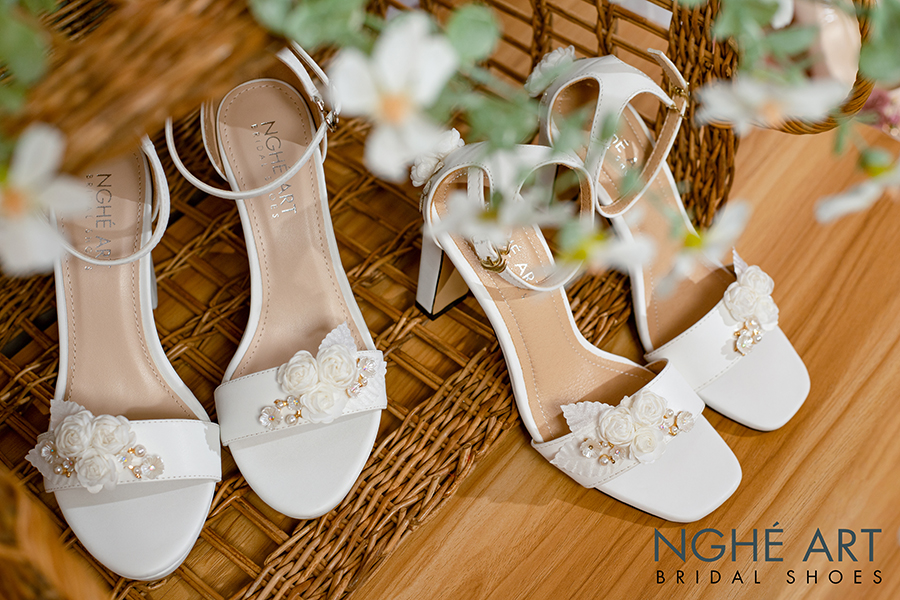 Giày cưới Nghé Art sandal hoa trắng 292 - Ảnh 9 phân và 11 phân -  Nghé Art Bridal Shoes – 0822288288