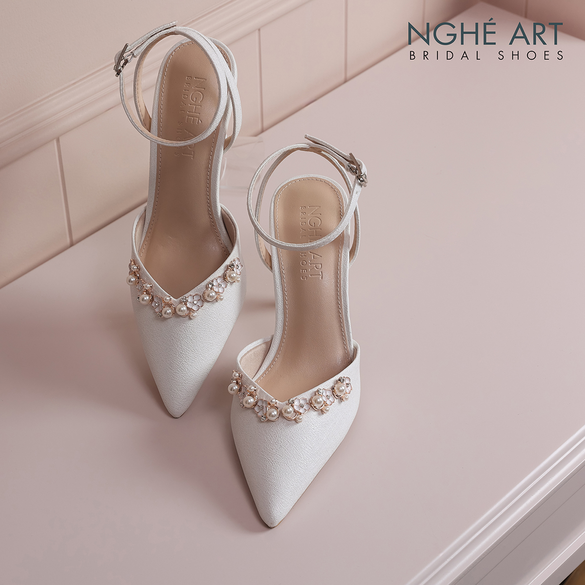 Giày cưới Nghé Art cao gót trắng đính nhánh hoa kim loại 325-TRANG-590-9P-NHU-TRANG - Ảnh 1 - Nghé Art Bridal Shoes – 0822288288