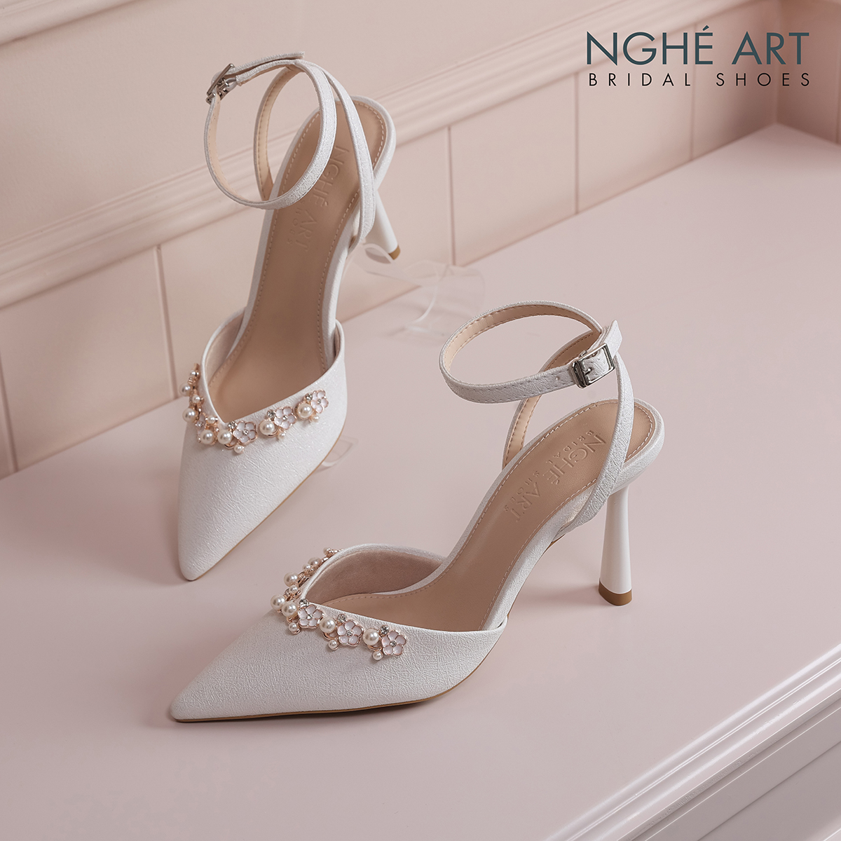 Giày cưới Nghé Art cao gót trắng đính nhánh hoa kim loại 325-TRANG-590-9P-NHU-TRANG - Ảnh 2 - Nghé Art Bridal Shoes – 0822288288