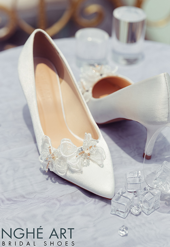 Giày cưới Nghé Art satin trắng đính bướm voan 335 - Ảnh 3 -  Nghé Art Bridal Shoes – 0908590288