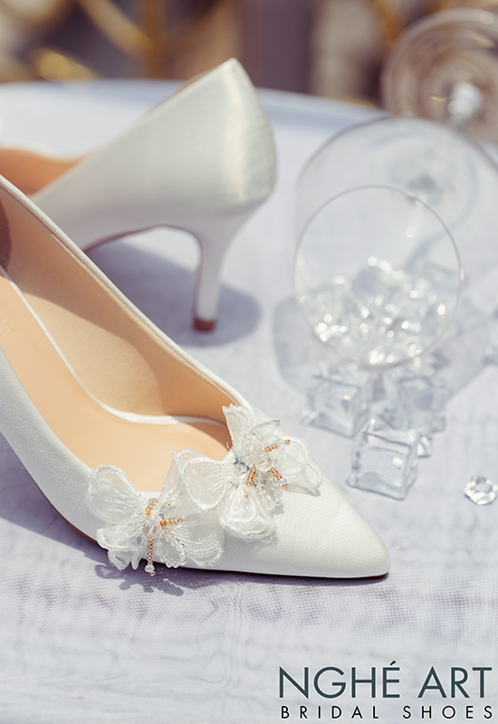 Giày cưới Nghé Art satin trắng đính bướm voan 335 - Ảnh 4 -  Nghé Art Bridal Shoes – 0908590288