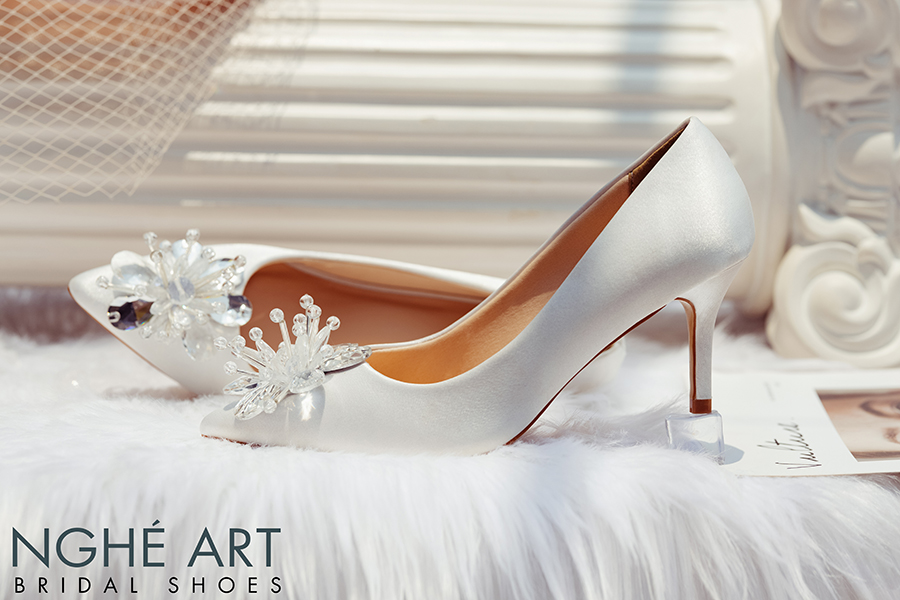 Giày cưới Nghé Art satin trắng đính đoá hoa pha lê 336 - Ảnh 1 -  Nghé Art Bridal Shoes – 0908590288
