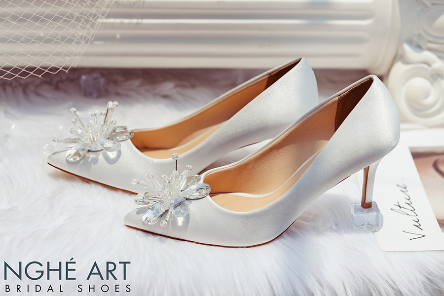Giày cưới Nghé Art satin trắng đính đoá hoa pha lê 336 - Ảnh 3 -  Nghé Art Bridal Shoes – 0908590288