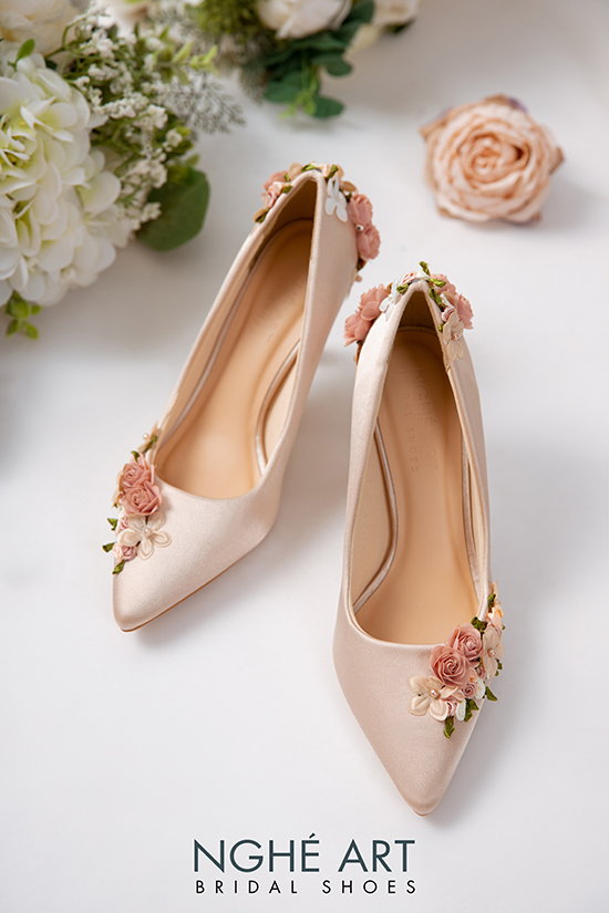 Giày cưới Nghé Art lụa satin màu nude đính dãy hoa 355 - Ảnh 2 -  Nghé Art Bridal Shoes – 0908590288
