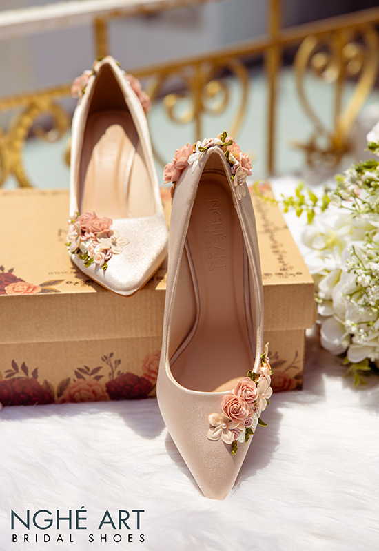Giày cưới Nghé Art lụa satin màu nude đính dãy hoa 355 - Ảnh 9 -  Nghé Art Bridal Shoes – 0908590288