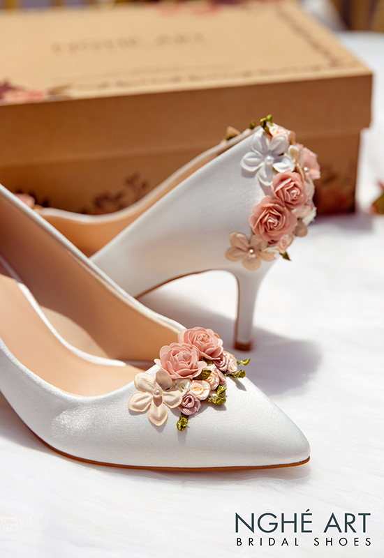 Giày cưới Nghé Art lụa satin màu trắng đính dãy hoa 356 - Ảnh 11 -  Nghé Art Bridal Shoes – 0908590288