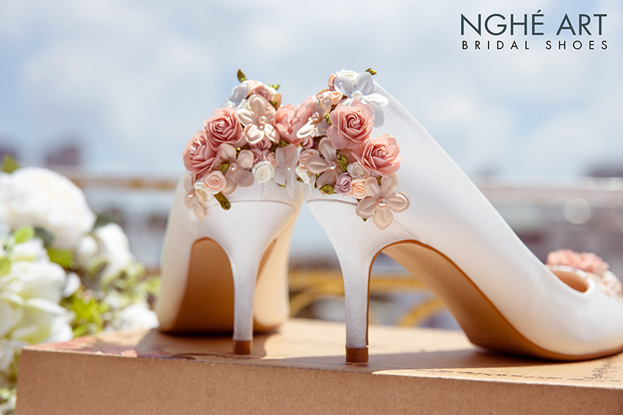 Giày cưới Nghé Art lụa satin màu trắng đính dãy hoa 356 - Ảnh 13 -  Nghé Art Bridal Shoes – 0908590288