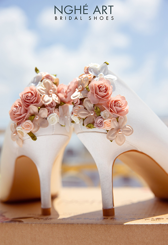 Giày cưới Nghé Art lụa satin màu trắng đính dãy hoa 356 - Ảnh 14 -  Nghé Art Bridal Shoes – 0908590288