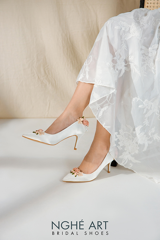Giày cưới Nghé Art lụa satin màu trắng đính dãy hoa 356 - Ảnh 17 -  Nghé Art Bridal Shoes – 0908590288