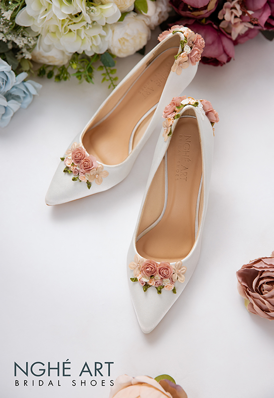 Giày cưới Nghé Art lụa satin màu trắng đính dãy hoa 356 - Ảnh 2 -  Nghé Art Bridal Shoes – 0908590288