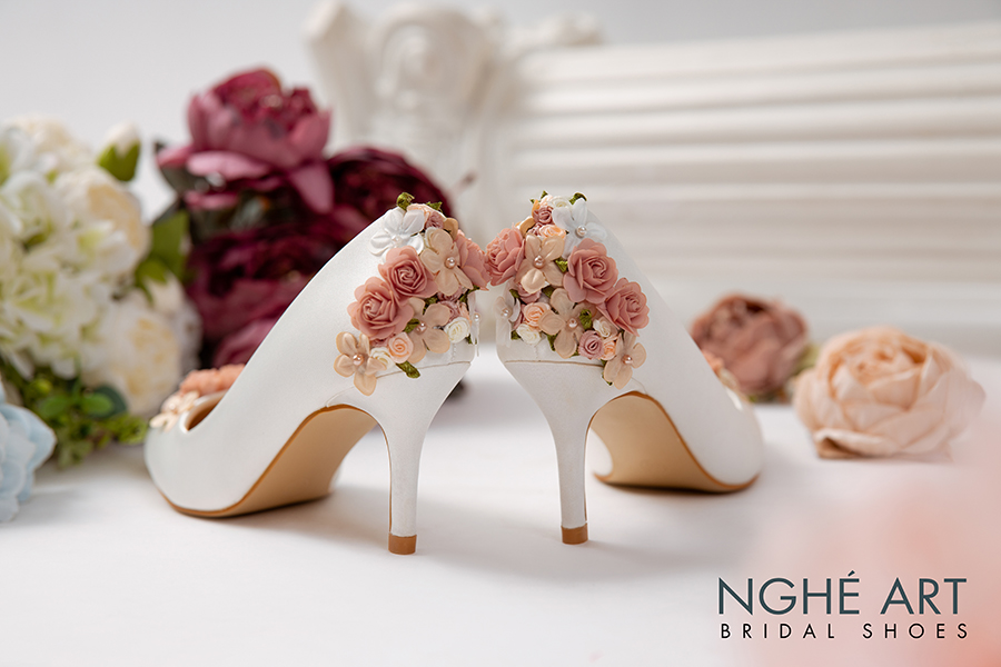Giày cưới Nghé Art lụa satin màu trắng đính dãy hoa 356 - Ảnh 3 -  Nghé Art Bridal Shoes – 0908590288