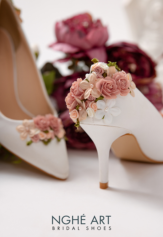 Giày cưới Nghé Art lụa satin màu trắng đính dãy hoa 356 - Ảnh 5 -  Nghé Art Bridal Shoes – 0908590288