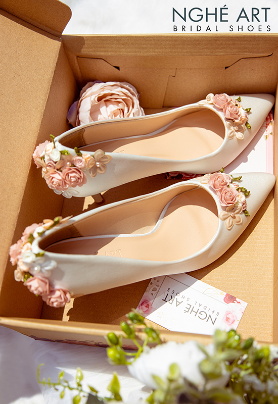 Giày cưới Nghé Art lụa satin màu trắng đính dãy hoa 356 - Ảnh 9 -  Nghé Art Bridal Shoes – 0908590288