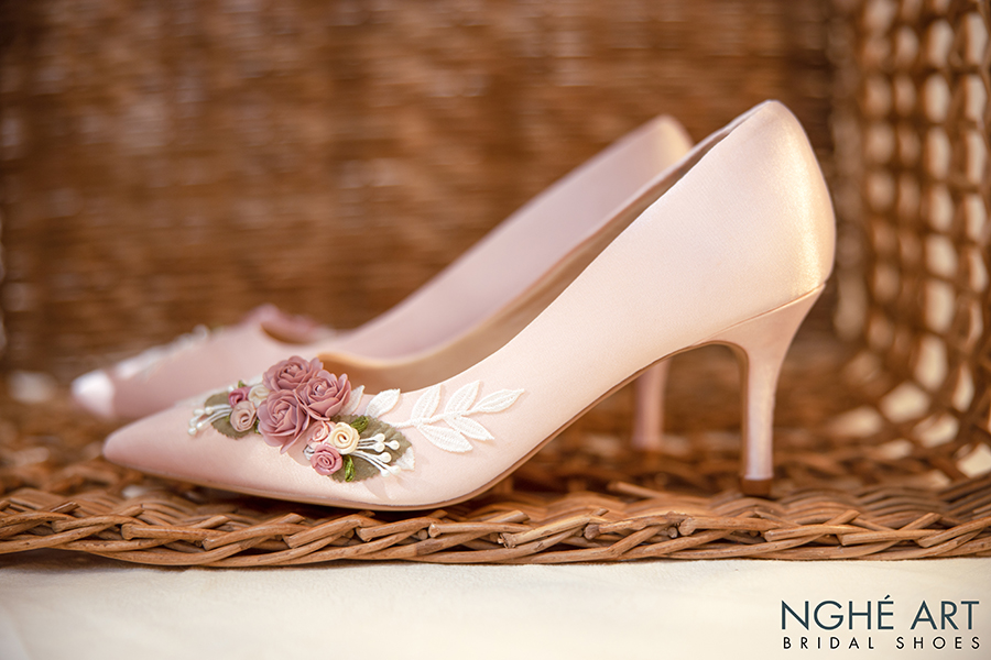 Giày cưới Nghé Art lụa satin hồng đính dãy hoa 360 - Ảnh 10 -  Nghé Art Bridal Shoes – 0908590288