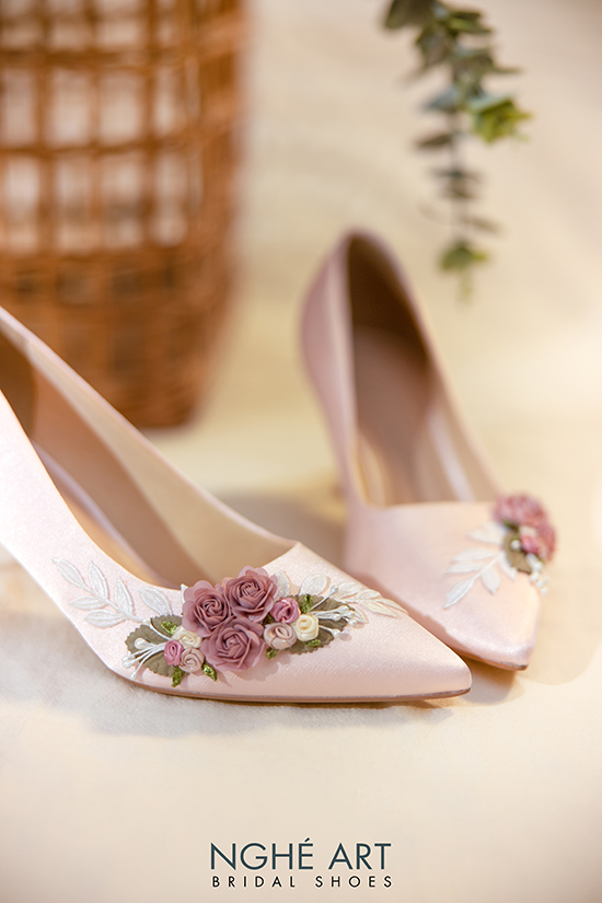 Giày cưới Nghé Art lụa satin hồng đính dãy hoa 360 - Ảnh 2 -  Nghé Art Bridal Shoes – 0908590288