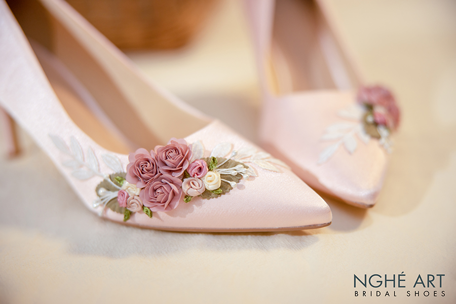 Giày cưới Nghé Art lụa satin hồng đính dãy hoa 360 - Ảnh 3 -  Nghé Art Bridal Shoes – 0908590288