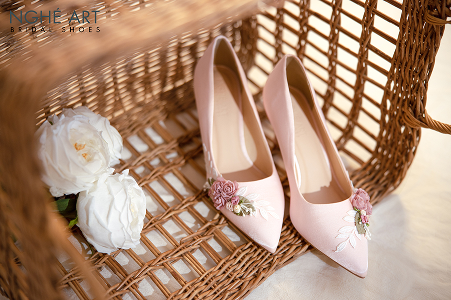 Giày cưới Nghé Art lụa satin hồng đính dãy hoa 360 - Ảnh 6 -  Nghé Art Bridal Shoes – 0908590288