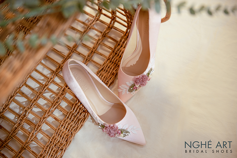 Giày cưới Nghé Art lụa satin hồng đính dãy hoa 360 - Ảnh 7 -  Nghé Art Bridal Shoes – 0908590288
