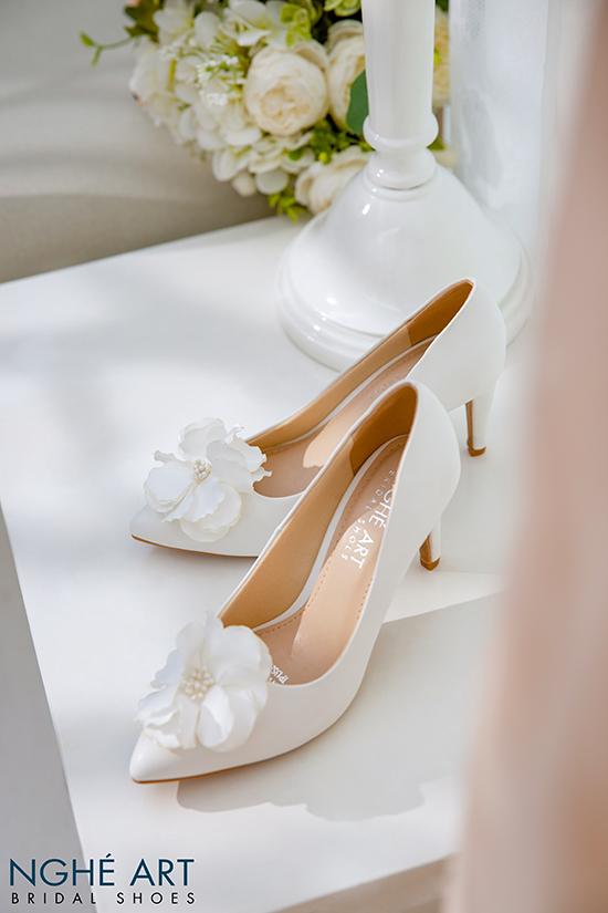 Giày cưới Nghé Art đính hoa lụa trắng 373 - Ảnh 2 -  Nghé Art Bridal Shoes – 0908590288